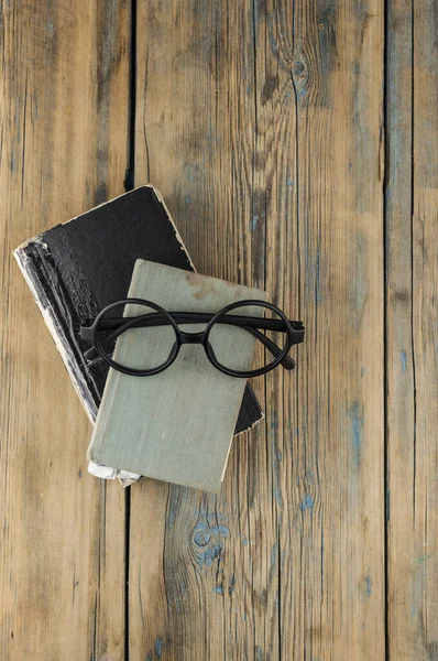 Fechado Livros Antigos Vintage Óculos Uma Mesa Madeira Vista Superior — Fotografia de Stock