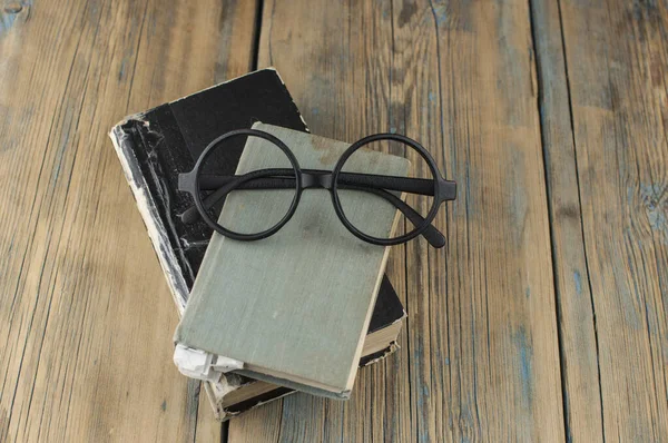 Closed Old Vintage Books Glasses Wooden Table Top View — Stock Photo, Image