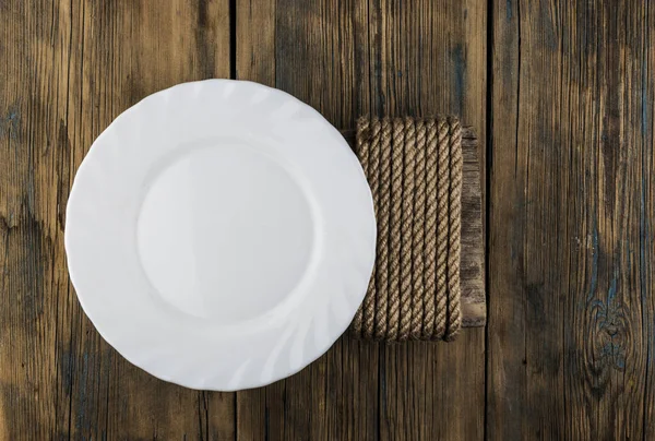 Bovenaanzicht Van Lege Witte Voedselplaat Een Houten Ondergrond — Stockfoto