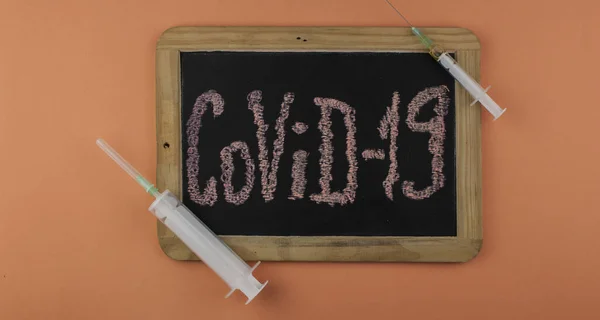 流行概念 Covid 一种用粉笔写在黑板上的病毒 — 图库照片