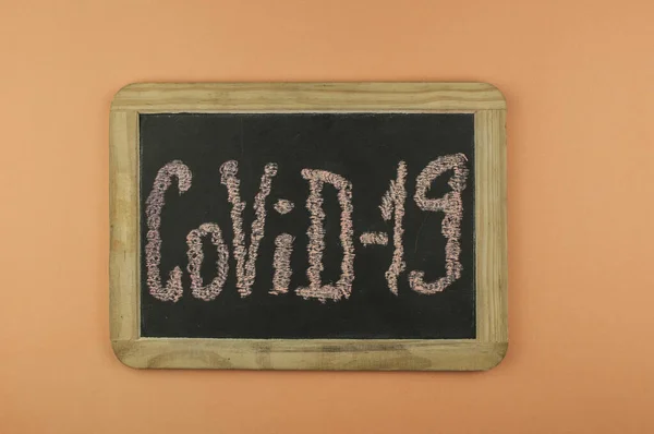 流行概念 Covid 一种用粉笔写在黑板上的病毒 — 图库照片