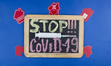 Tebeşir yazıtları tahtada Coronavirus covid-19 'u durdurur. Dünya salgın hastalık konsepti.