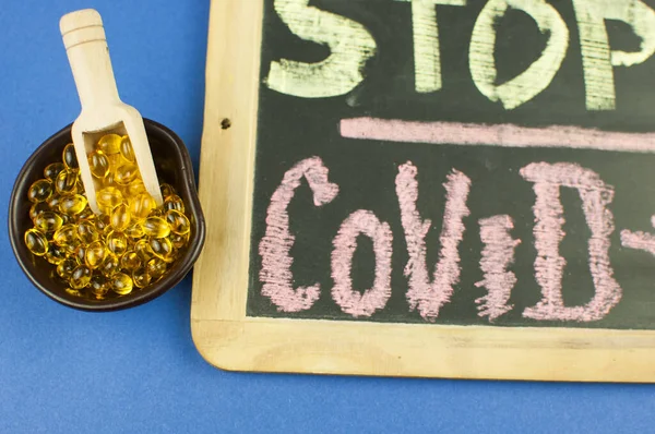粉笔题词停止了黑板上的Coronavirus Covid 世界大流行病概念 — 图库照片