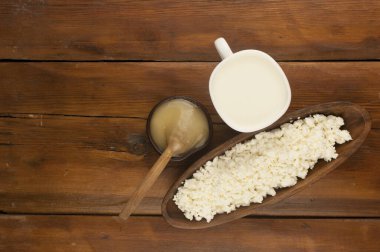 Ahşap arka planda, ballı süzme peynir.