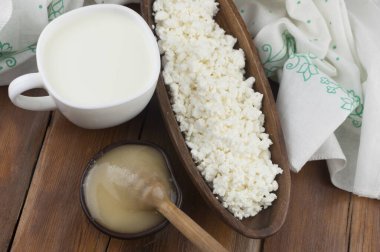 Ahşap arka planda, ballı süzme peynir.