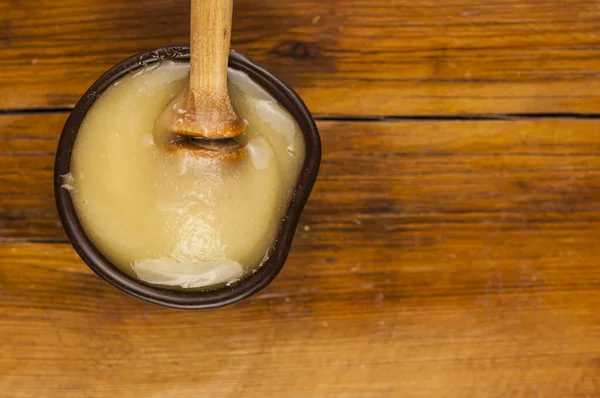 Miel Que Gotea Olla Miel Tazón Barro Primer Plano Saludable —  Fotos de Stock