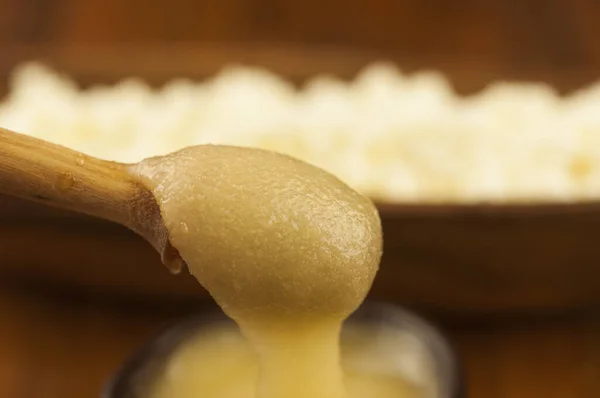 Queso Cabaña Con Miel Tazón Barro Sobre Fondo Madera Vista — Foto de Stock