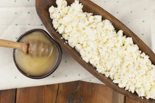 Hüttenkäse Mit Honig Einer Tonschale Auf Hölzernem Hintergrund Draufsicht — Stockfoto