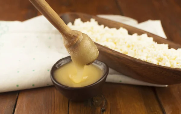 Hüttenkäse Mit Honig Einer Tonschale Auf Hölzernem Hintergrund Draufsicht — Stockfoto