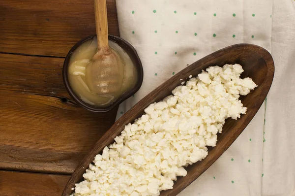 Queso Cabaña Con Miel Tazón Barro Sobre Fondo Madera Vista — Foto de Stock