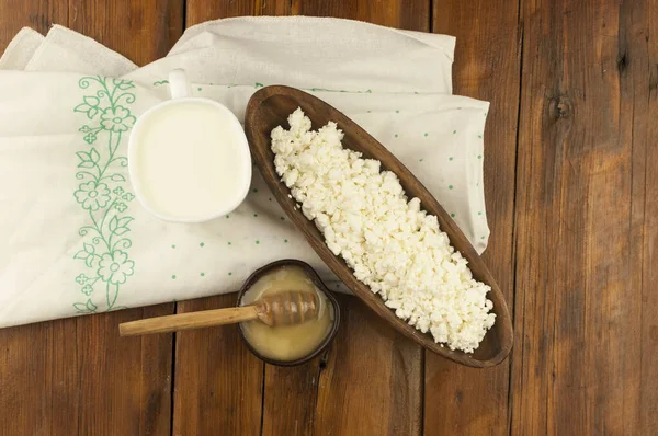 Queso Cabaña Con Miel Tazón Barro Sobre Fondo Madera Vista — Foto de Stock