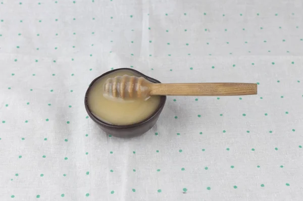 Honig Tropft Vom Honiglöffel Eine Tonschüssel Nahaufnahme Gesundes Bio Dickes — Stockfoto