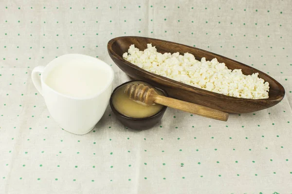 Queso Cabaña Con Miel Tazón Barro Sobre Fondo Lunares Vista — Foto de Stock