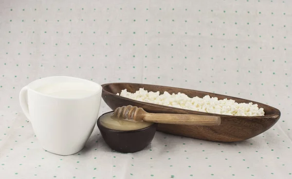 Queso Cabaña Con Miel Tazón Barro Sobre Fondo Lunares Vista — Foto de Stock