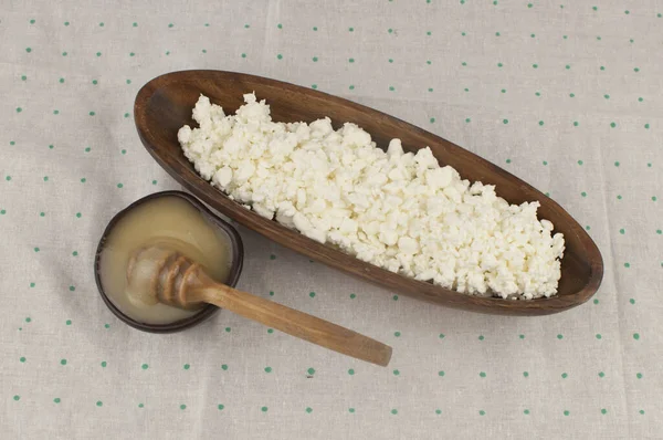 Queso Cabaña Con Miel Tazón Barro Sobre Fondo Lunares Vista — Foto de Stock