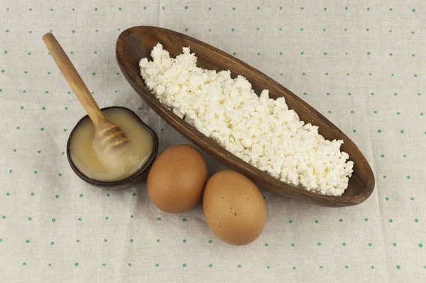 カッテージチーズ 2個の卵と蜂蜜を粘土ボウルに入れて水玉の背景 トップビュー — ストック写真