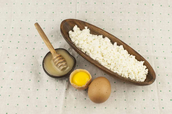 カッテージチーズ 2個の卵と蜂蜜を粘土ボウルに入れて水玉の背景 トップビュー — ストック写真