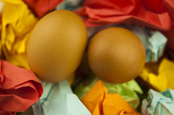 Dos Huevos Pascua Marrones Sobre Papel Colorido Arrugado Primer Plano —  Fotos de Stock
