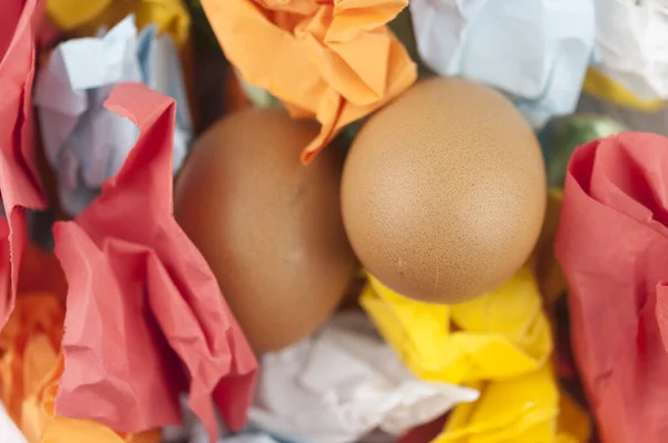 Twee Bruine Paaseieren Verfrommeld Kleurrijk Papier Een Close Gezond Eten — Stockfoto