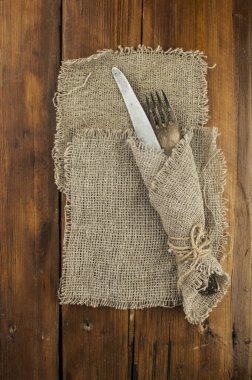 Çuval bezindeki eski ahşap masa takımı..