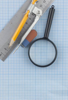 Matematik geometri aracı matematik sınıfındaki öğrenciler için kopya alanı kağıt grafik arkaplanı üzerine metin için. Matematik kavramı