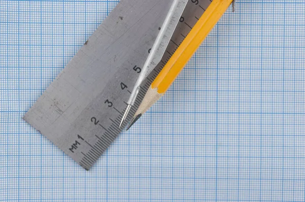 Narzędzia Rysowania Kompas Rysunkowy Ołówek Linijka Papierowym Tle Wykresu Przestrzenią — Zdjęcie stockowe