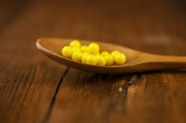 Tahta kaşıkta C vitamini hapları