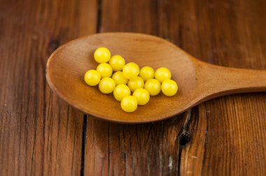 Tahta kaşıkta C vitamini hapları