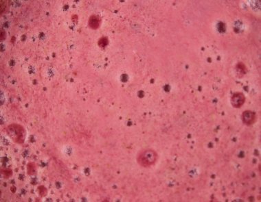 Bir bardak taze buzlu meyve suyu.