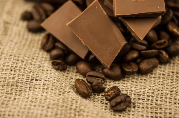 Chocolade Koffiebonen Een Textiel Achtergrond — Stockfoto