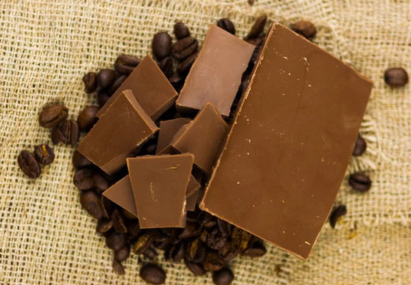 Chocolade Koffiebonen Een Textiel Achtergrond — Stockfoto