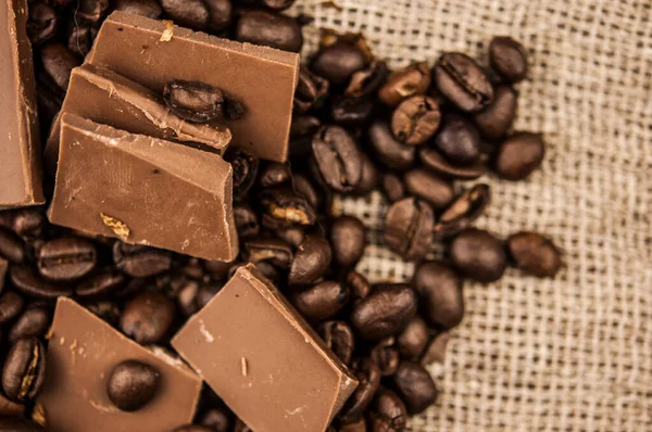 Schokolade Und Kaffeebohnen Auf Textilem Hintergrund — Stockfoto