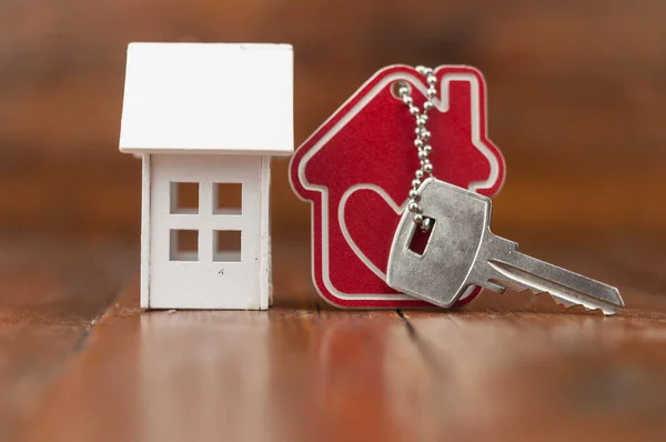 Miniaturní Domy Vintage Klíčem Dřevěném Pozadí Koncept Nemovitostí Poptávka Bydlení — Stock fotografie