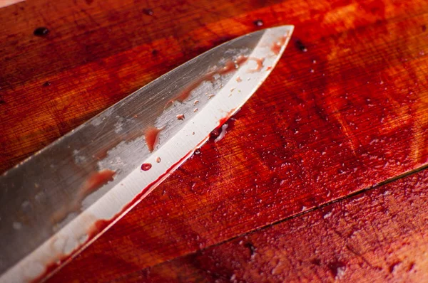 Cuchillo Con Grunge Sangre Tabla Cortar Madera —  Fotos de Stock