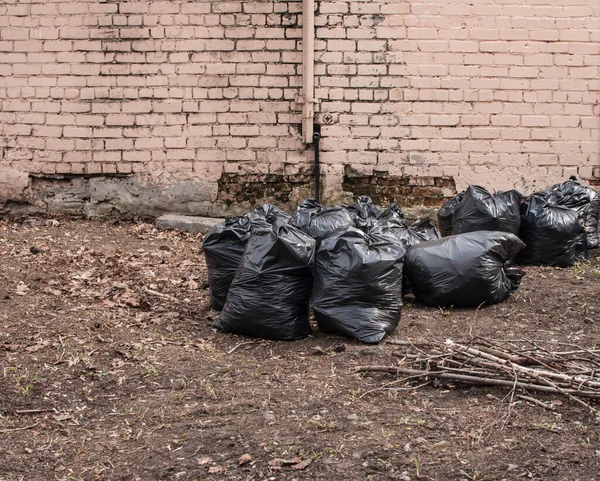 Odpadky Černých Plastových Sáčcích Čistící Ulice — Stock fotografie