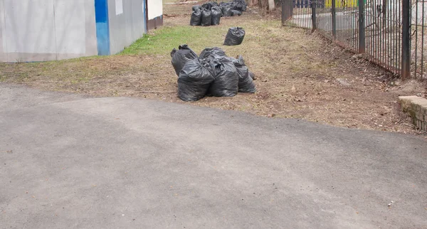 Śmieci Czarnych Plastikowych Torbach Czyszczenie Ulic — Zdjęcie stockowe