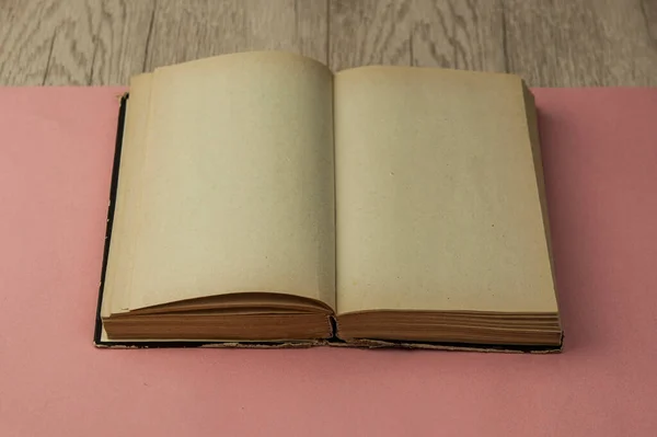 Stará Prázdná Kniha Dřevěném Stole Prázdné Stránky — Stock fotografie
