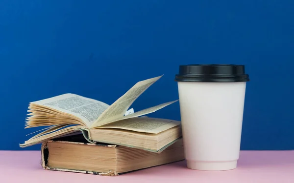 Coffee Paper Cup Standing Pile Books Coffee Break Coffee Books — Stock Photo, Image