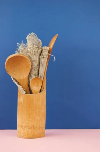 Kochutensilien Aus Holz Auf Buntem Papierhintergrund — Stockfoto