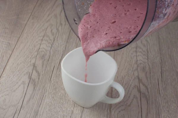 Snídaně Pít Jahodový Jogurt Sklenici Světelné Tabuli Jogurt Nalévá Láhve — Stock fotografie