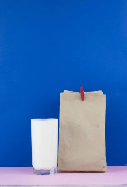 朝食だ 紙のランチバッグとグラスミルク — ストック写真