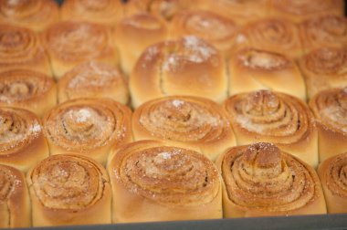 Taze ev yapımı tarçınlı rulo