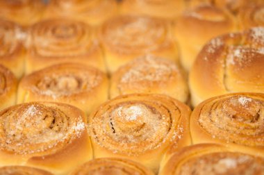 Taze ev yapımı tarçınlı rulo