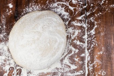 Taze hamur pişmeye hazır.