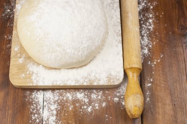 Taze hamur pişmeye hazır.