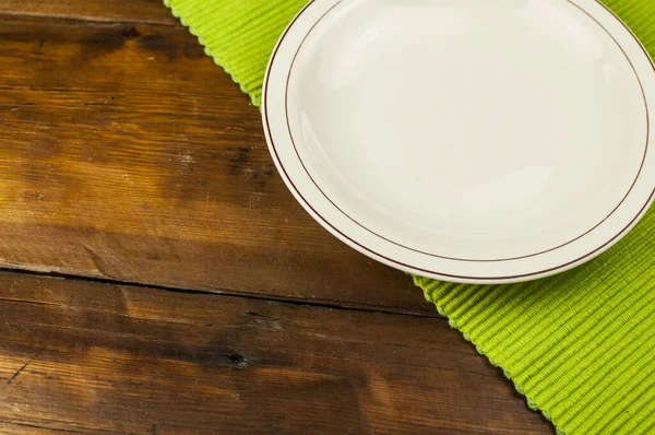 Placa Blanca Con Cubiertos Sobre Fondo Madera —  Fotos de Stock