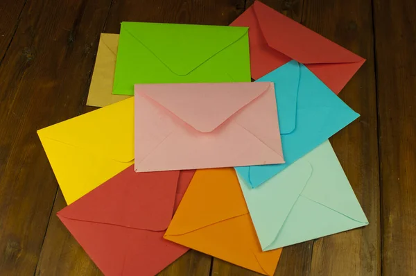 Kleurrijke Enveloppen Liggend Oude Houten Tafel Met Kopieerruimte — Stockfoto