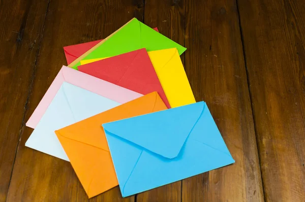 Kleurrijke Enveloppen Liggend Oude Houten Tafel Met Kopieerruimte — Stockfoto