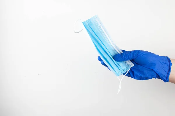 Mão Segura Uma Máscara Médica Contra Vírus Bactérias Fundo Branco — Fotografia de Stock