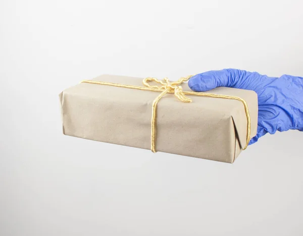 Een Hand Een Blauwe Wegwerp Handschoen Houdt Geschenkdoos Met Een — Stockfoto